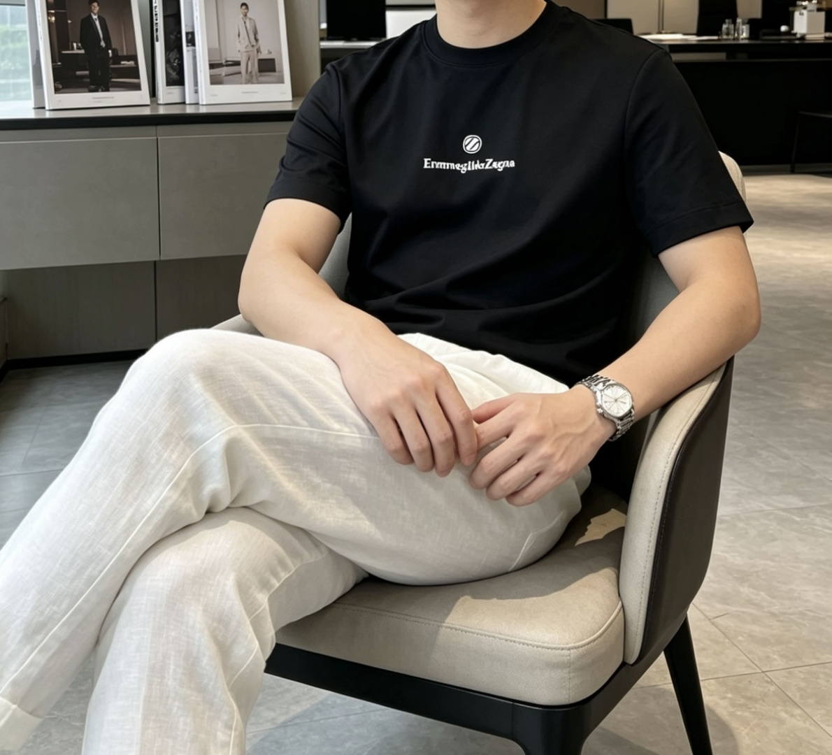 杰尼亚 甄选品牌高支长绒棉面料，触感顺滑细腻，上身自带凉感，垂坠利落不软塌，久穿也不易变形、起皱，告别廉