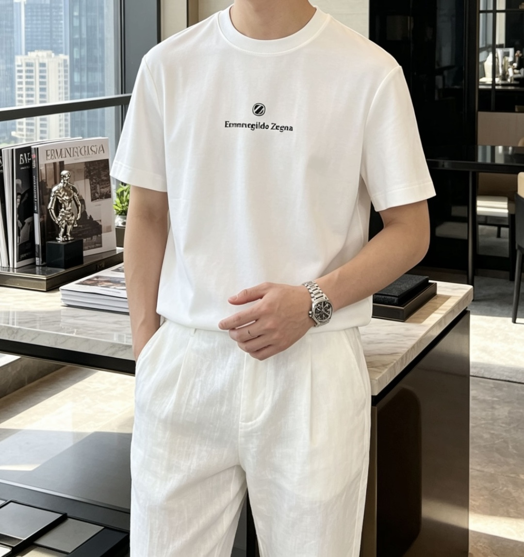 杰尼亚 甄选品牌高支长绒棉面料，触感顺滑细腻，上身自带凉感，垂坠利落不软塌，久穿也不易变形、起皱，告别廉