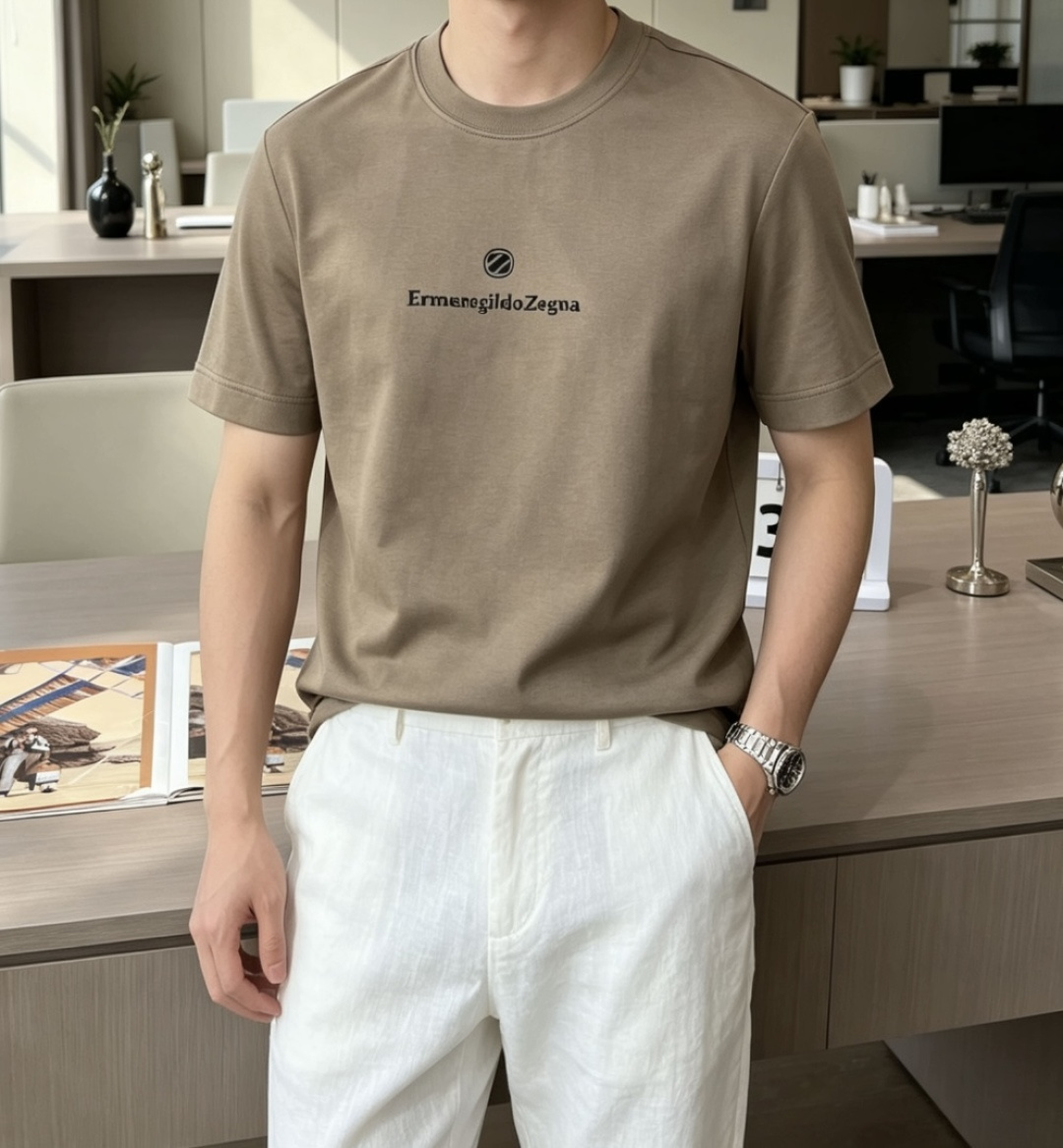 杰尼亚 甄选品牌高支长绒棉面料，触感顺滑细腻，上身自带凉感，垂坠利落不软塌，久穿也不易变形、起皱，告别廉
