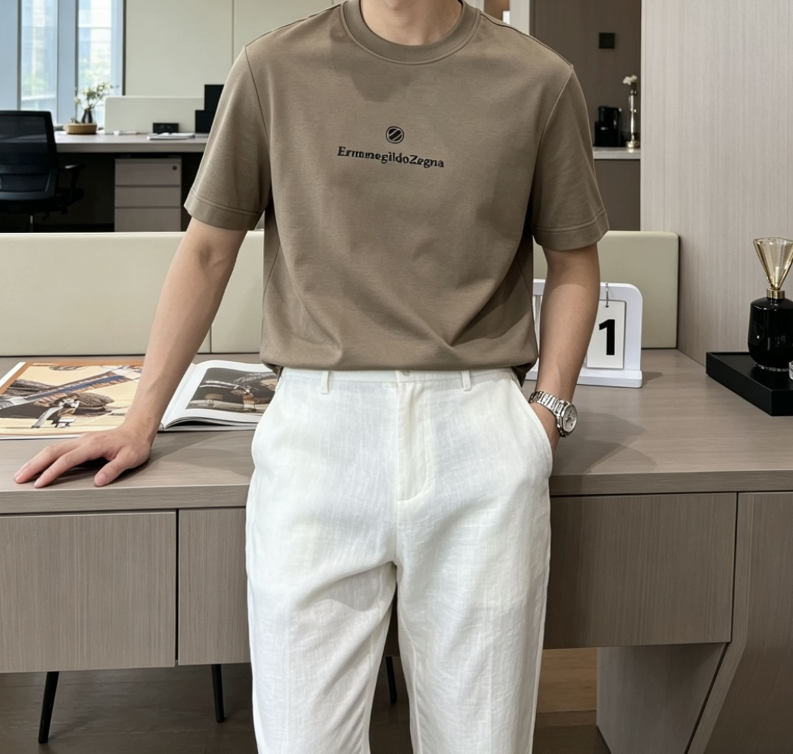 杰尼亚 甄选品牌高支长绒棉面料，触感顺滑细腻，上身自带凉感，垂坠利落不软塌，久穿也不易变形、起皱，告别廉