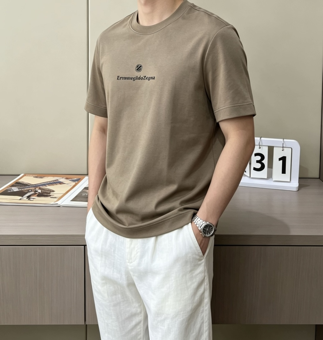 杰尼亚 甄选品牌高支长绒棉面料，触感顺滑细腻，上身自带凉感，垂坠利落不软塌，久穿也不易变形、起皱，告别廉
