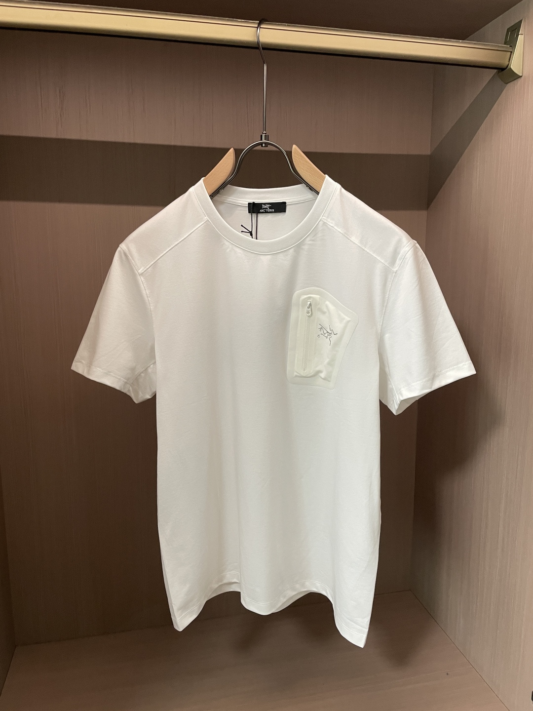 鸟家 采用专属的轻量速干面料，触感顺滑亲肤，自带透气排汗属性，告别闷热黏腻。面料自带抗皱抗起球特性，日常