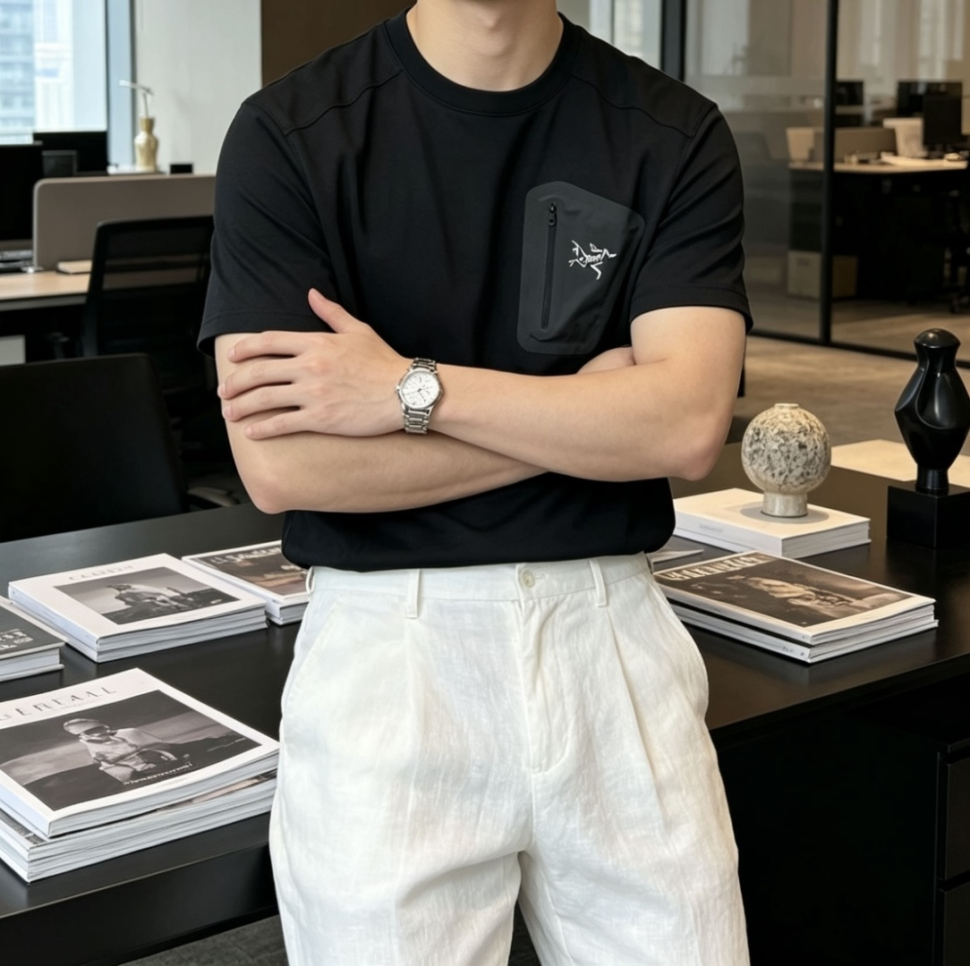 鸟家 采用专属的轻量速干面料，触感顺滑亲肤，自带透气排汗属性，告别闷热黏腻。面料自带抗皱抗起球特性，日常