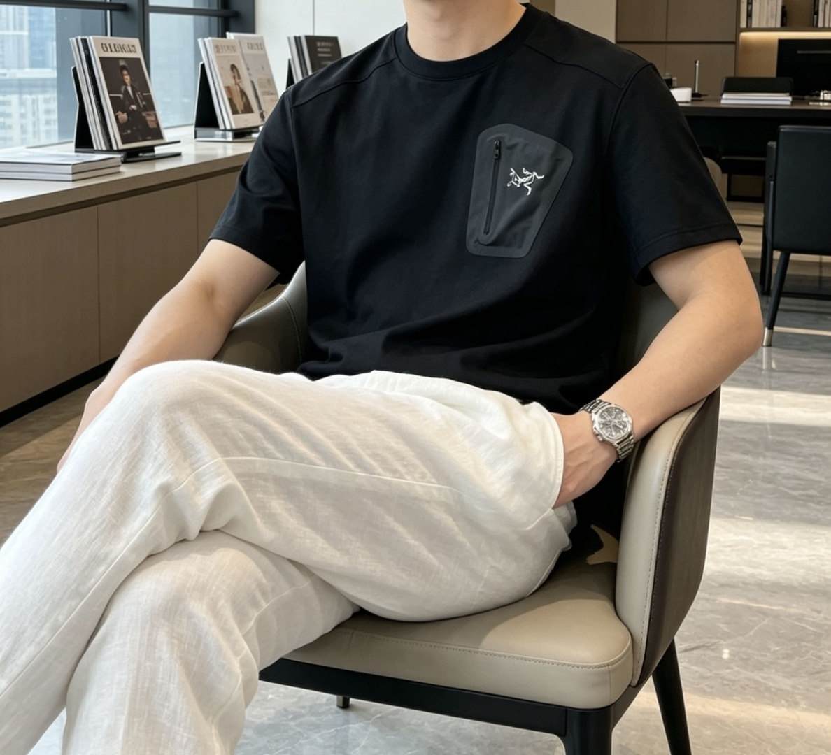 鸟家 采用专属的轻量速干面料，触感顺滑亲肤，自带透气排汗属性，告别闷热黏腻。面料自带抗皱抗起球特性，日常