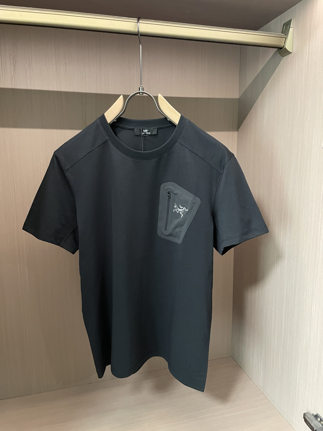 鸟家 采用专属的轻量速干面料，触感顺滑亲肤，自带透气排汗属性，告别闷热黏腻。面料自带抗皱抗起球特性，日常