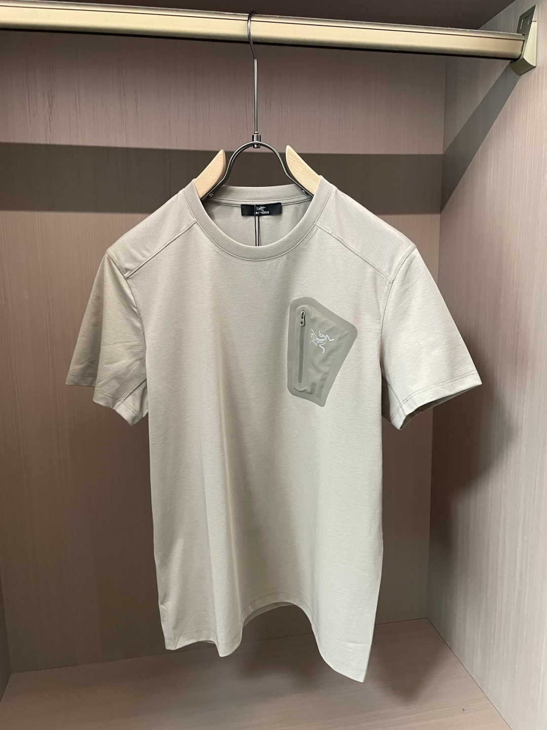 鸟家 采用专属的轻量速干面料，触感顺滑亲肤，自带透气排汗属性，告别闷热黏腻。面料自带抗皱抗起球特性，日常