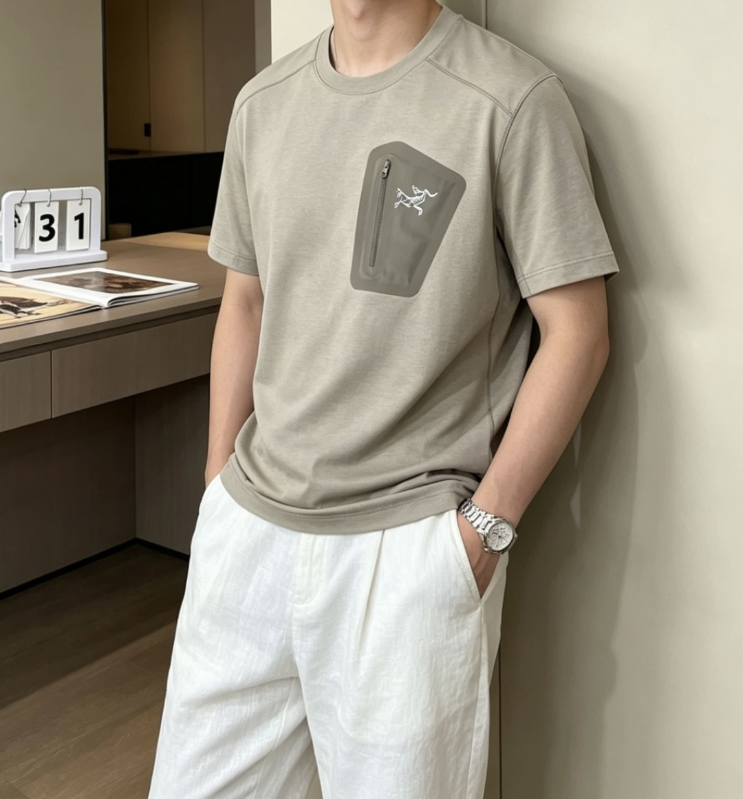 鸟家 采用专属的轻量速干面料，触感顺滑亲肤，自带透气排汗属性，告别闷热黏腻。面料自带抗皱抗起球特性，日常
