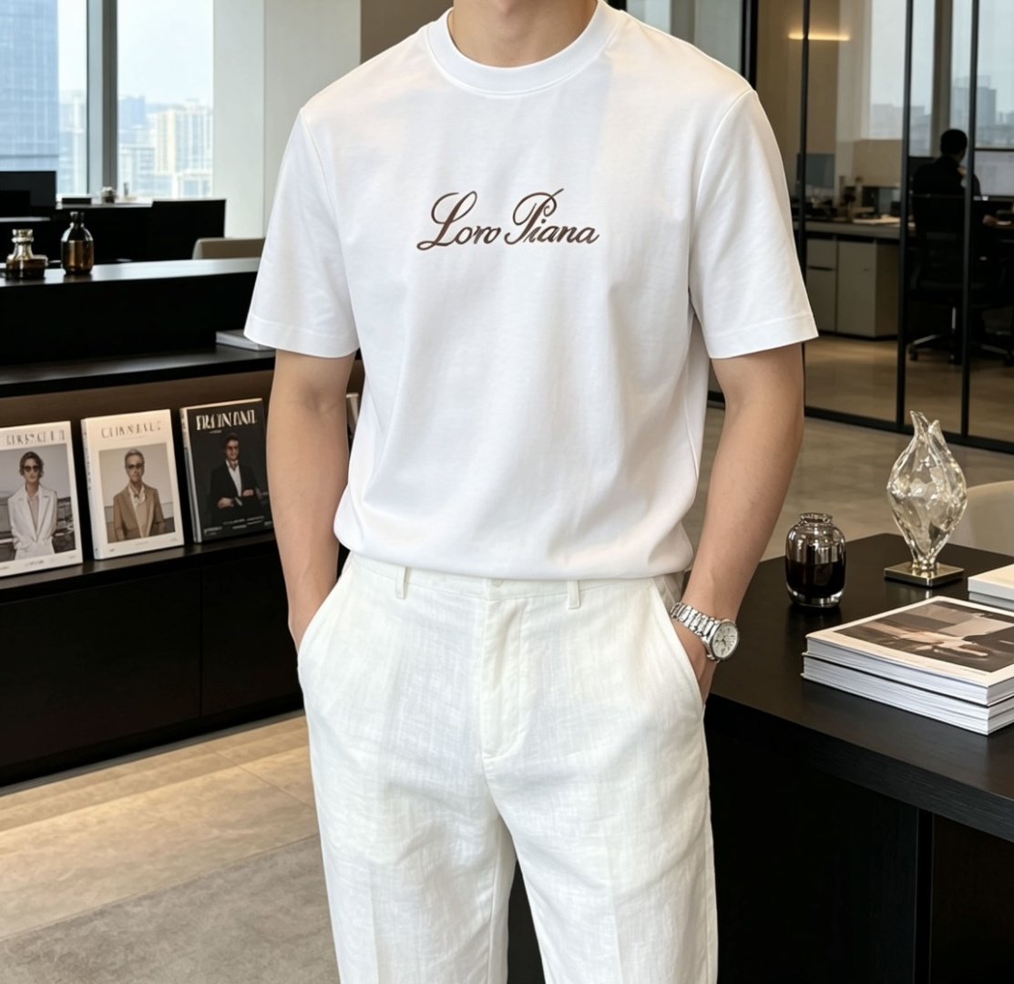 Loro Piana 甄选品牌标志性高支棉面料，触感如云朵般柔软细腻，自带高级垂坠感，上身零束缚、不闷汗