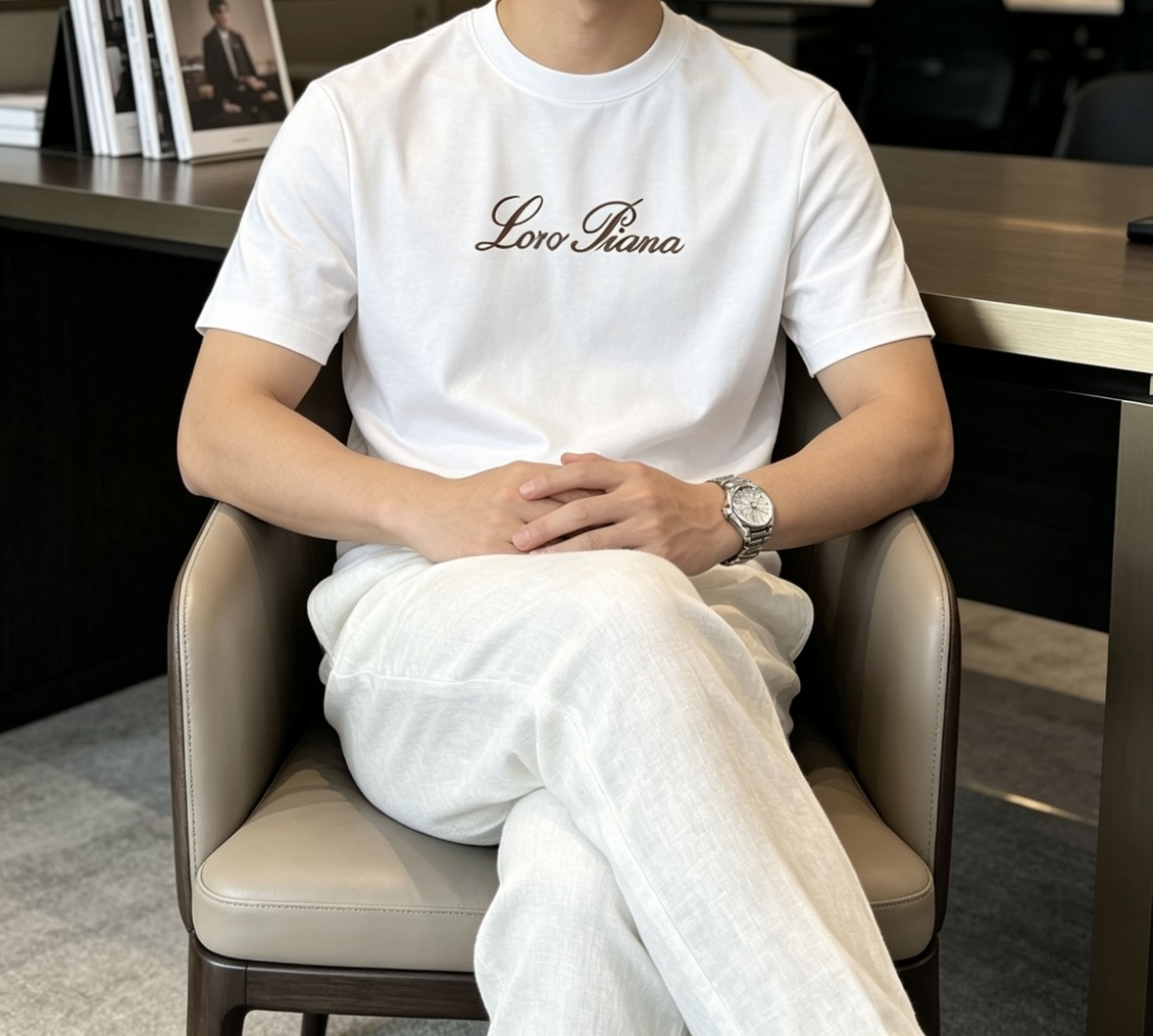 Loro Piana 甄选品牌标志性高支棉面料，触感如云朵般柔软细腻，自带高级垂坠感，上身零束缚、不闷汗