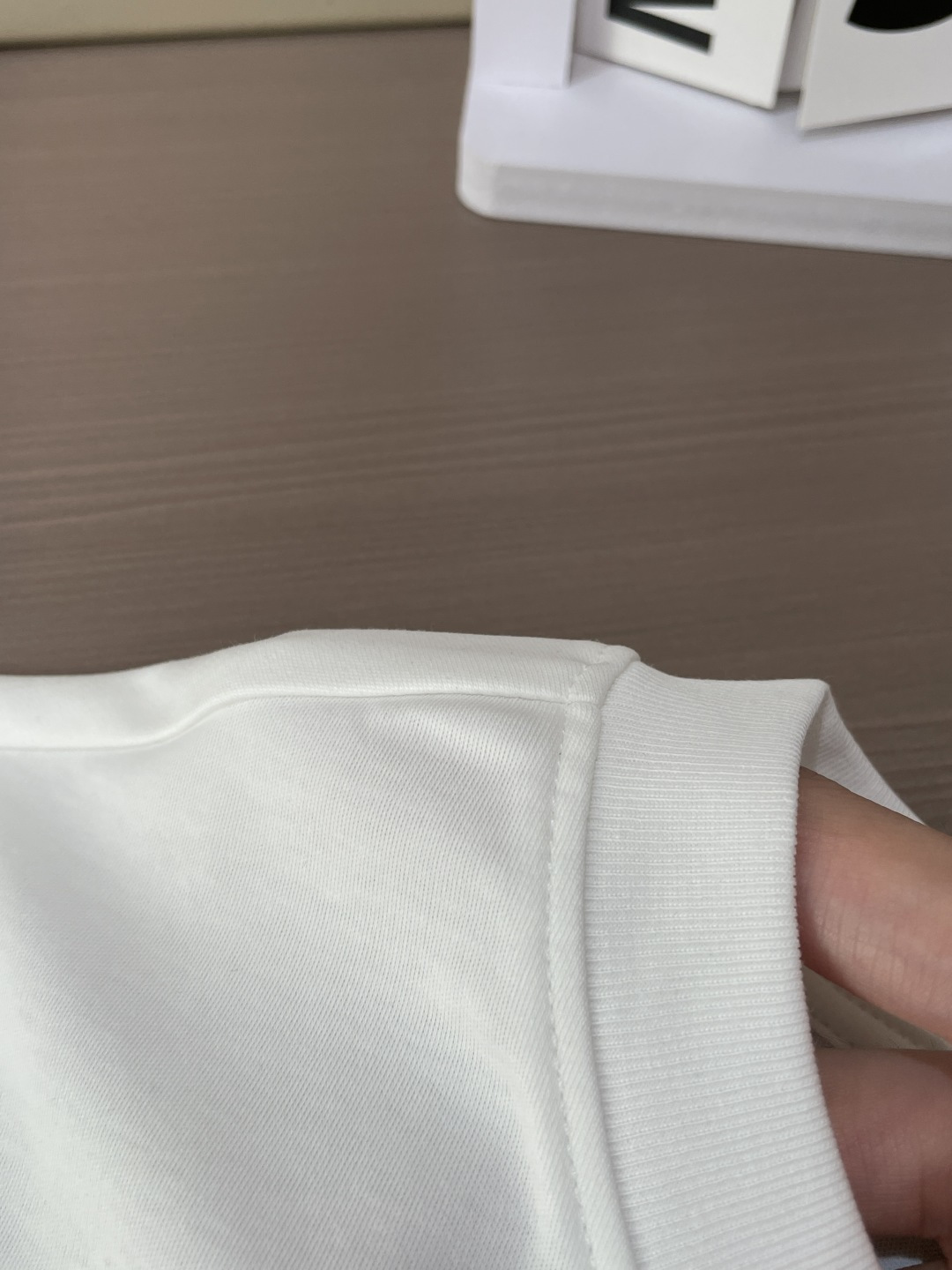 Loro Piana 甄选品牌标志性高支棉面料，触感如云朵般柔软细腻，自带高级垂坠感，上身零束缚、不闷汗
