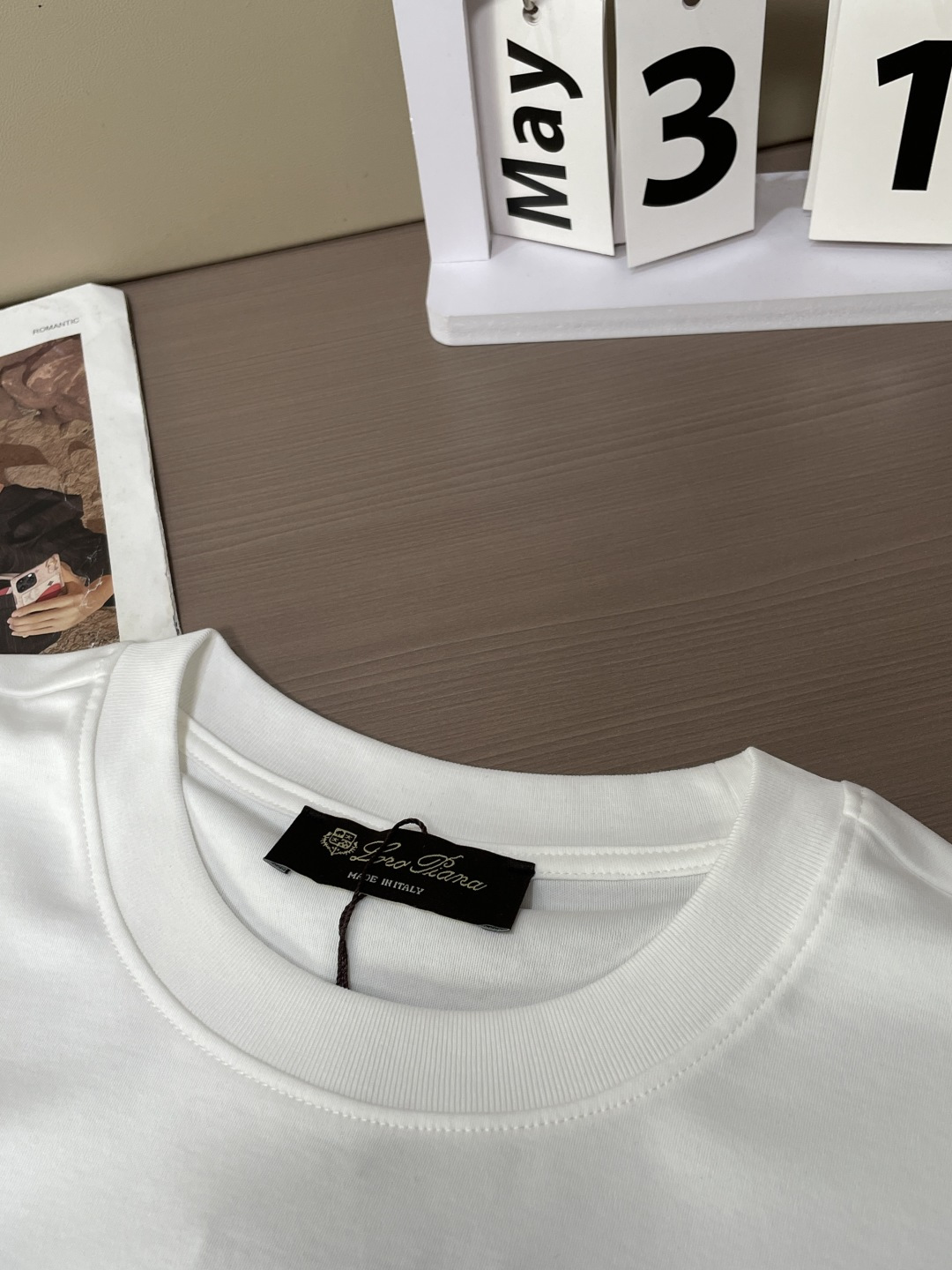 Loro Piana 甄选品牌标志性高支棉面料，触感如云朵般柔软细腻，自带高级垂坠感，上身零束缚、不闷汗
