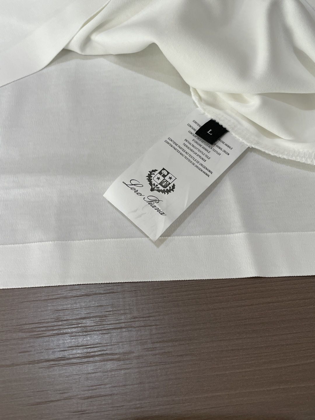 Loro Piana 甄选品牌标志性高支棉面料，触感如云朵般柔软细腻，自带高级垂坠感，上身零束缚、不闷汗
