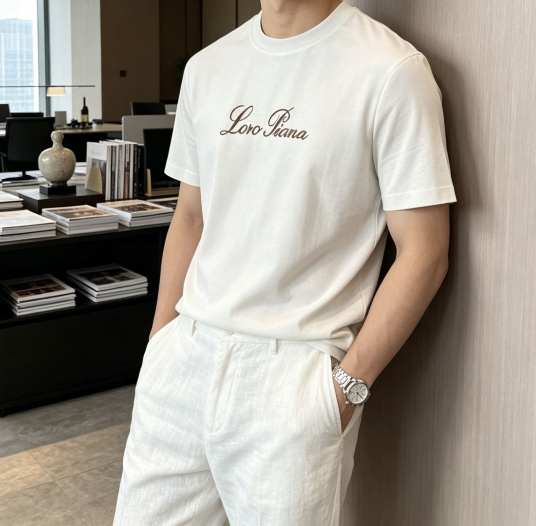 Loro Piana 甄选品牌标志性高支棉面料，触感如云朵般柔软细腻，自带高级垂坠感，上身零束缚、不闷汗