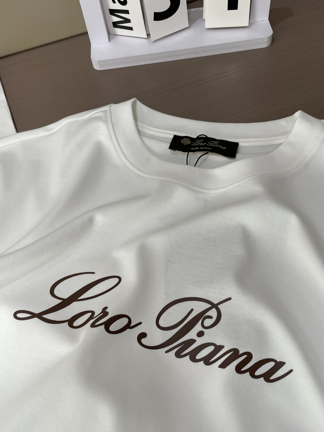 Loro Piana 甄选品牌标志性高支棉面料，触感如云朵般柔软细腻，自带高级垂坠感，上身零束缚、不闷汗