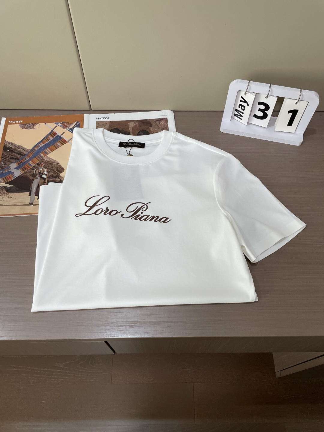 Loro Piana 甄选品牌标志性高支棉面料，触感如云朵般柔软细腻，自带高级垂坠感，上身零束缚、不闷汗
