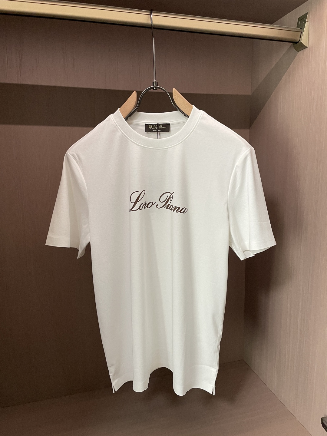 Loro Piana 甄选品牌标志性高支棉面料，触感如云朵般柔软细腻，自带高级垂坠感，上身零束缚、不闷汗