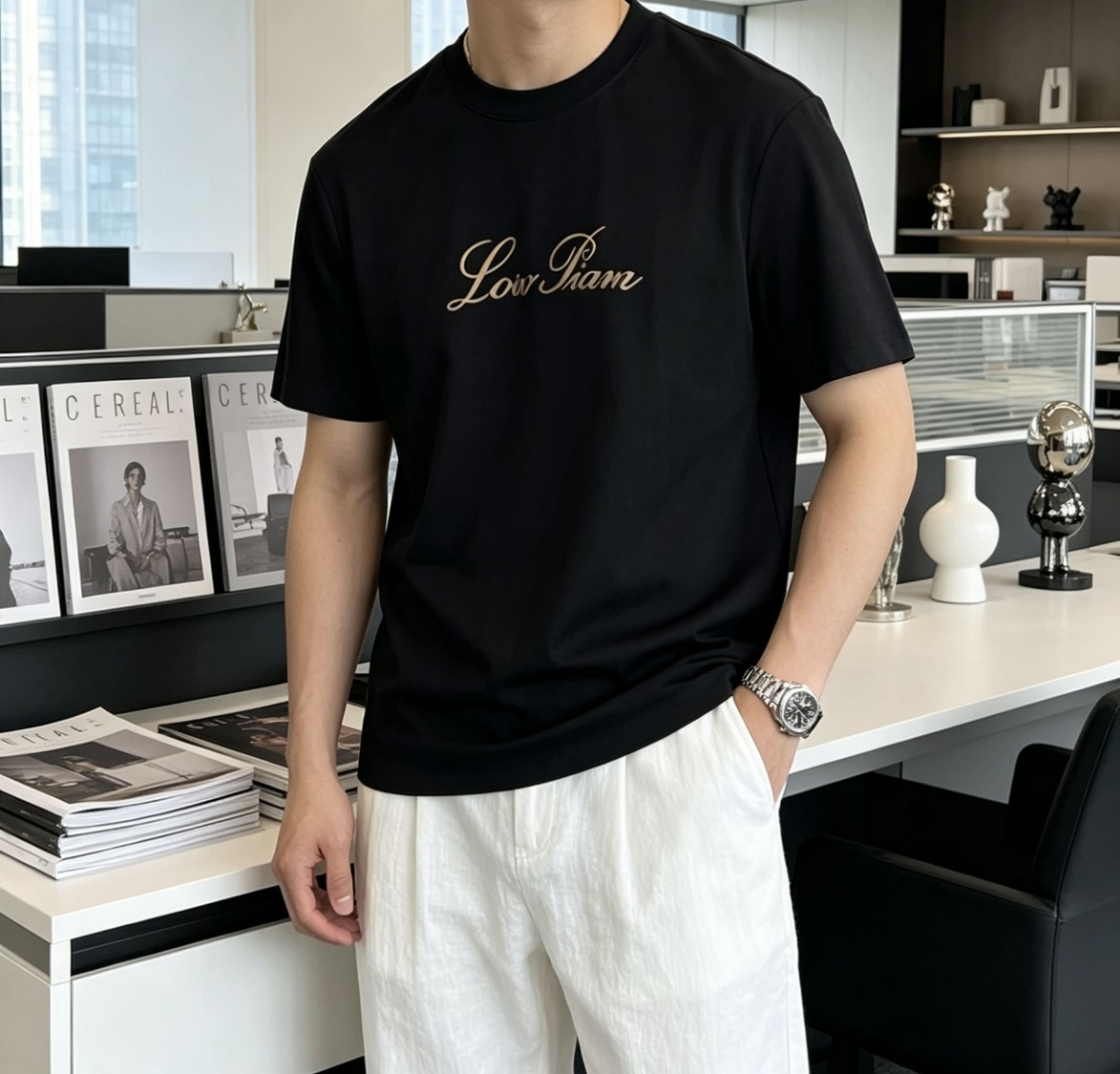 Loro Piana 甄选品牌标志性高支棉面料，触感如云朵般柔软细腻，自带高级垂坠感，上身零束缚、不闷汗