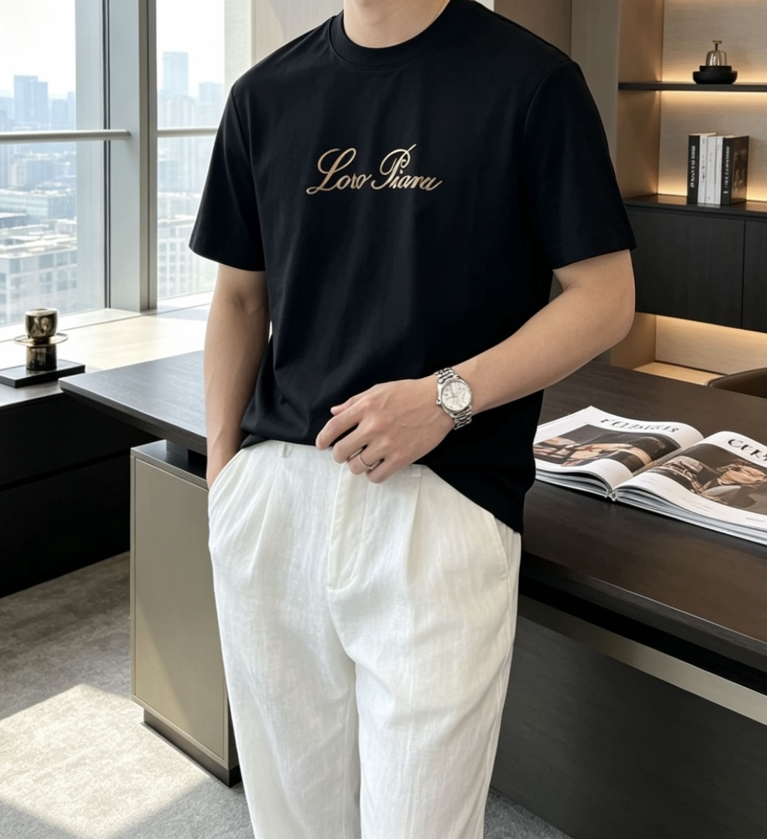 Loro Piana 甄选品牌标志性高支棉面料，触感如云朵般柔软细腻，自带高级垂坠感，上身零束缚、不闷汗