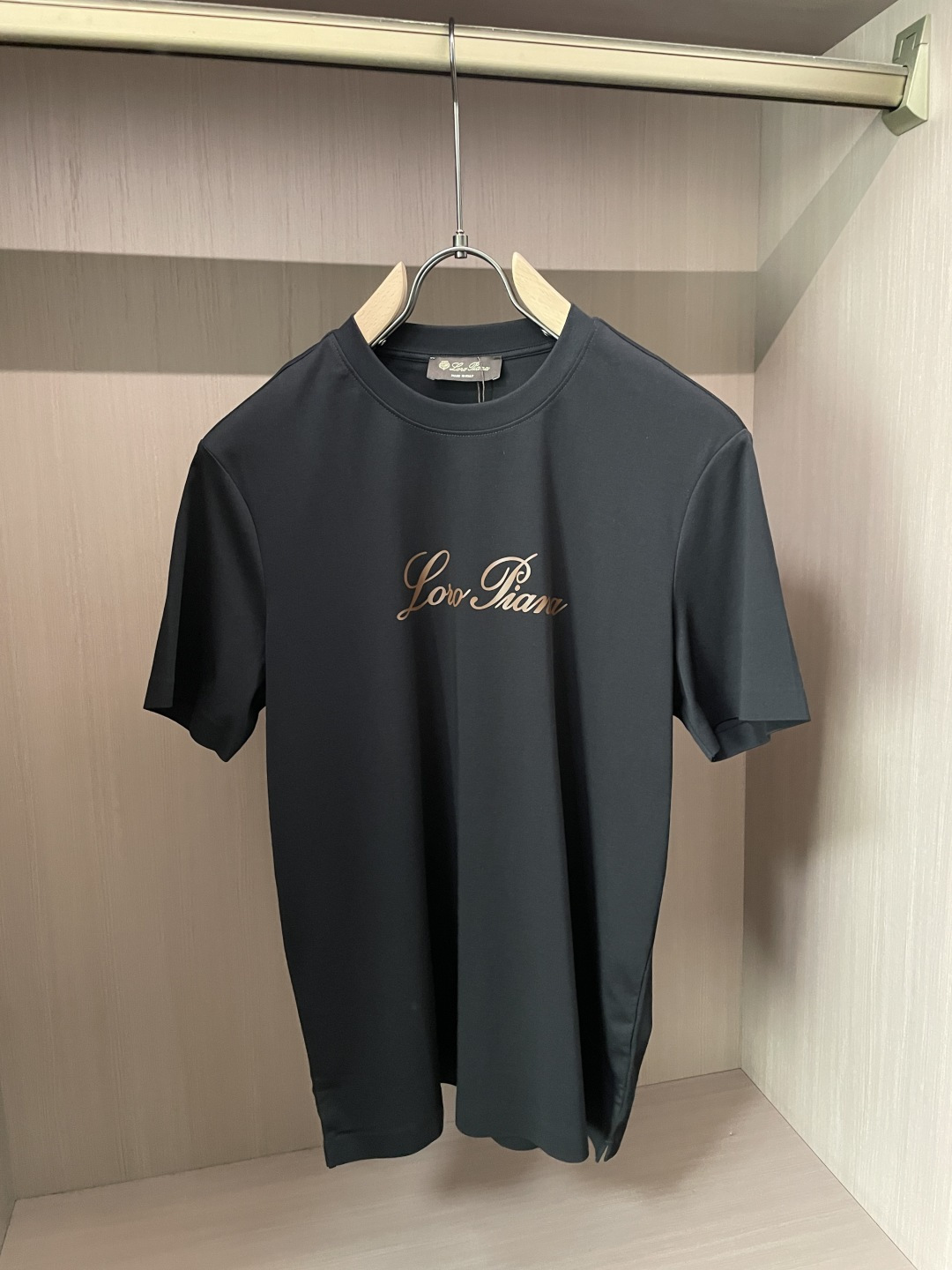 Loro Piana 甄选品牌标志性高支棉面料，触感如云朵般柔软细腻，自带高级垂坠感，上身零束缚、不闷汗