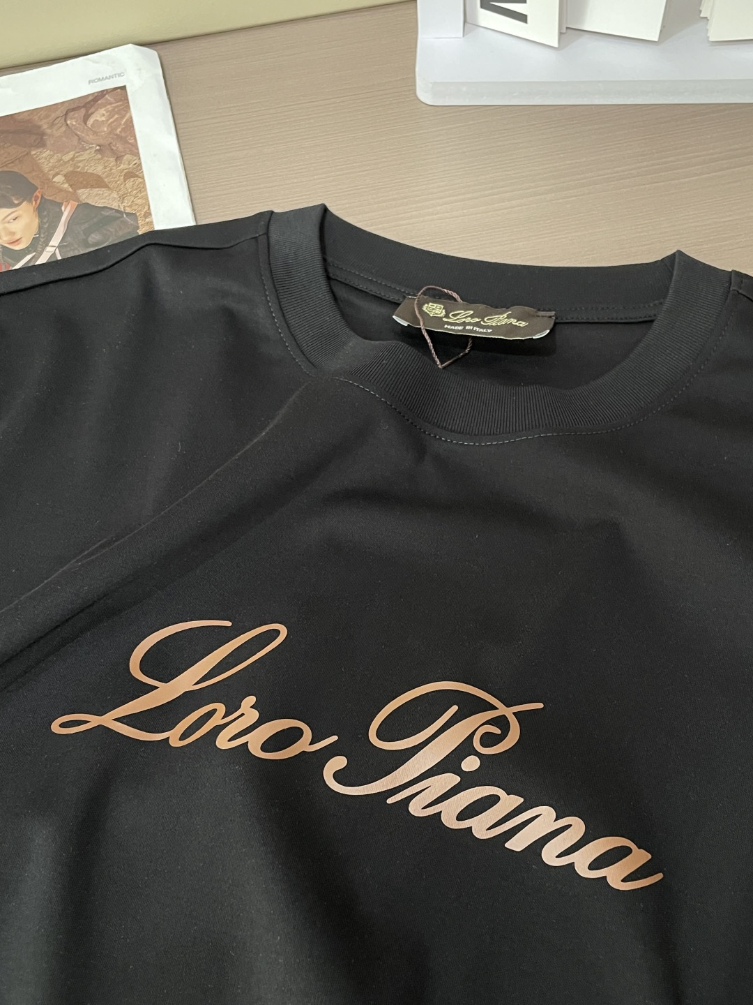 Loro Piana 甄选品牌标志性高支棉面料，触感如云朵般柔软细腻，自带高级垂坠感，上身零束缚、不闷汗