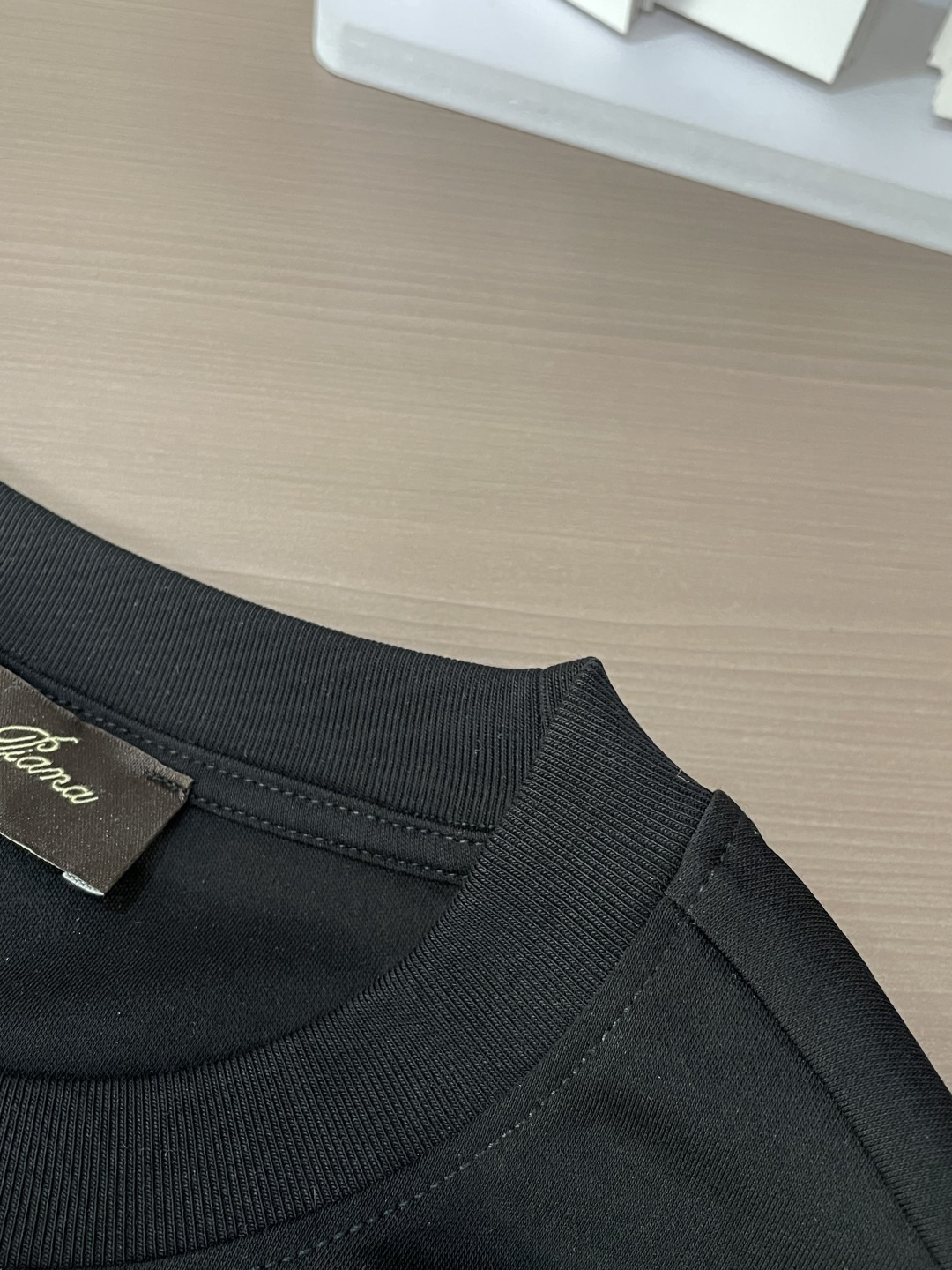 Loro Piana 甄选品牌标志性高支棉面料，触感如云朵般柔软细腻，自带高级垂坠感，上身零束缚、不闷汗