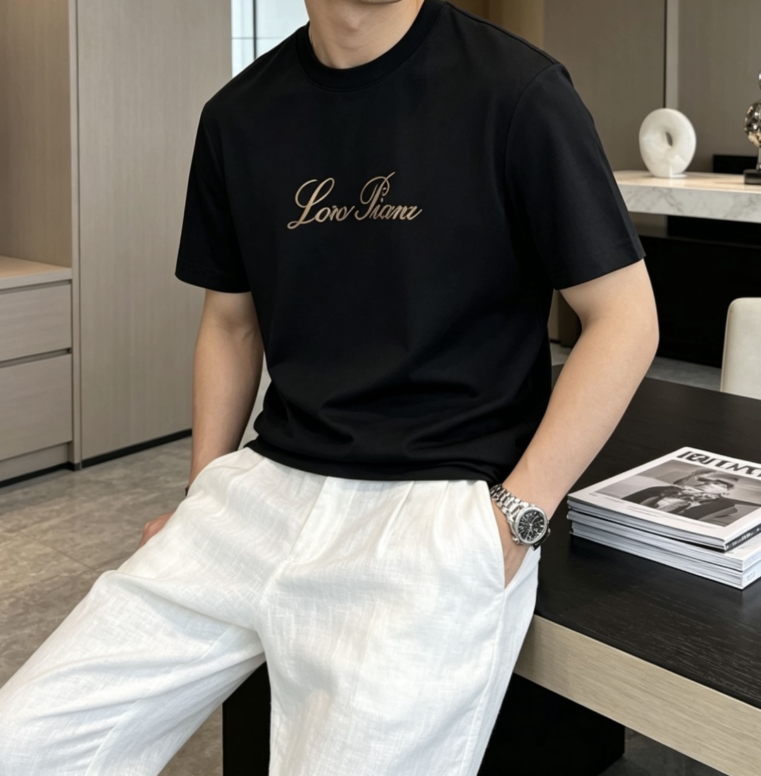 Loro Piana 甄选品牌标志性高支棉面料，触感如云朵般柔软细腻，自带高级垂坠感，上身零束缚、不闷汗