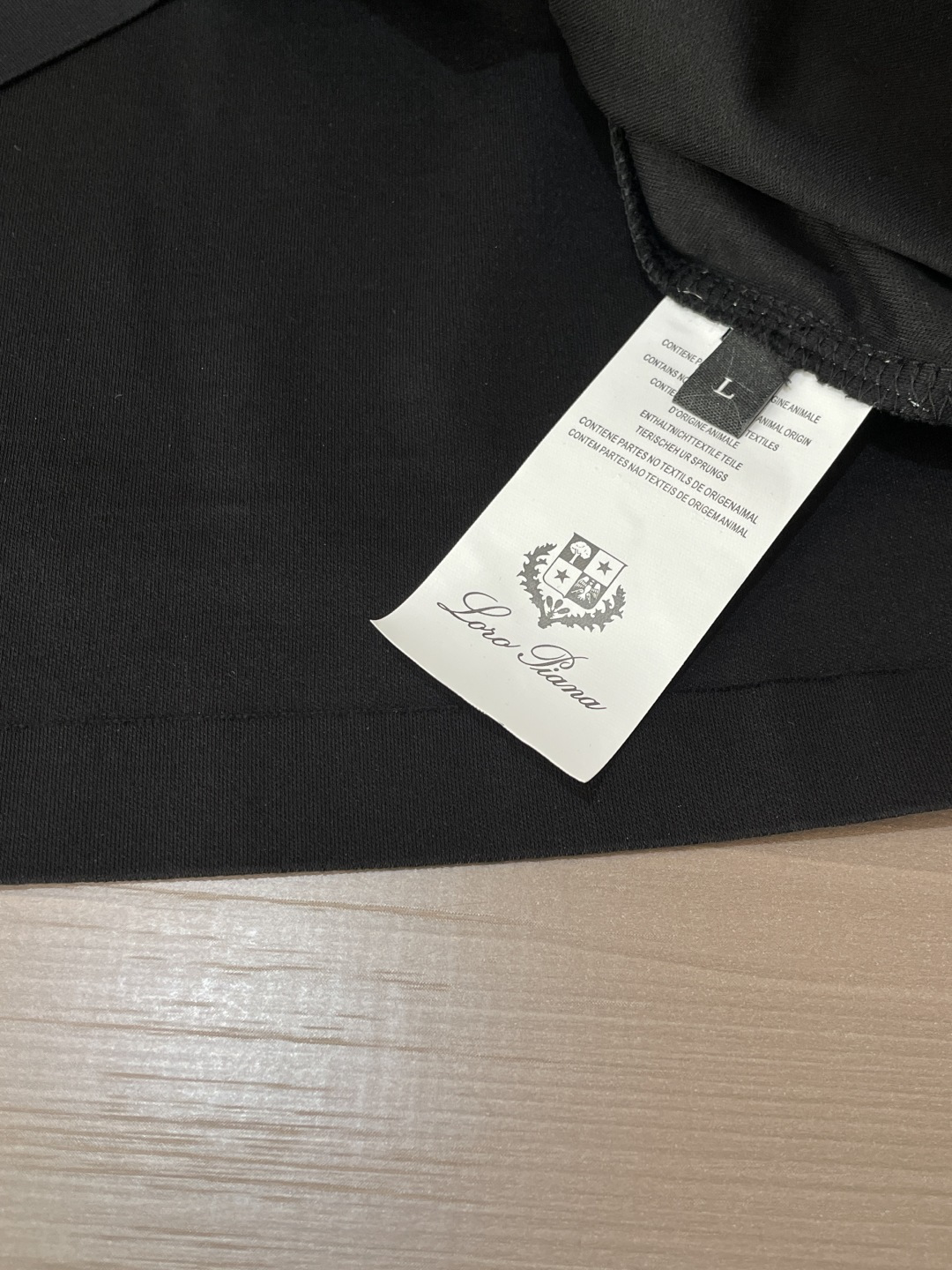 Loro Piana 甄选品牌标志性高支棉面料，触感如云朵般柔软细腻，自带高级垂坠感，上身零束缚、不闷汗