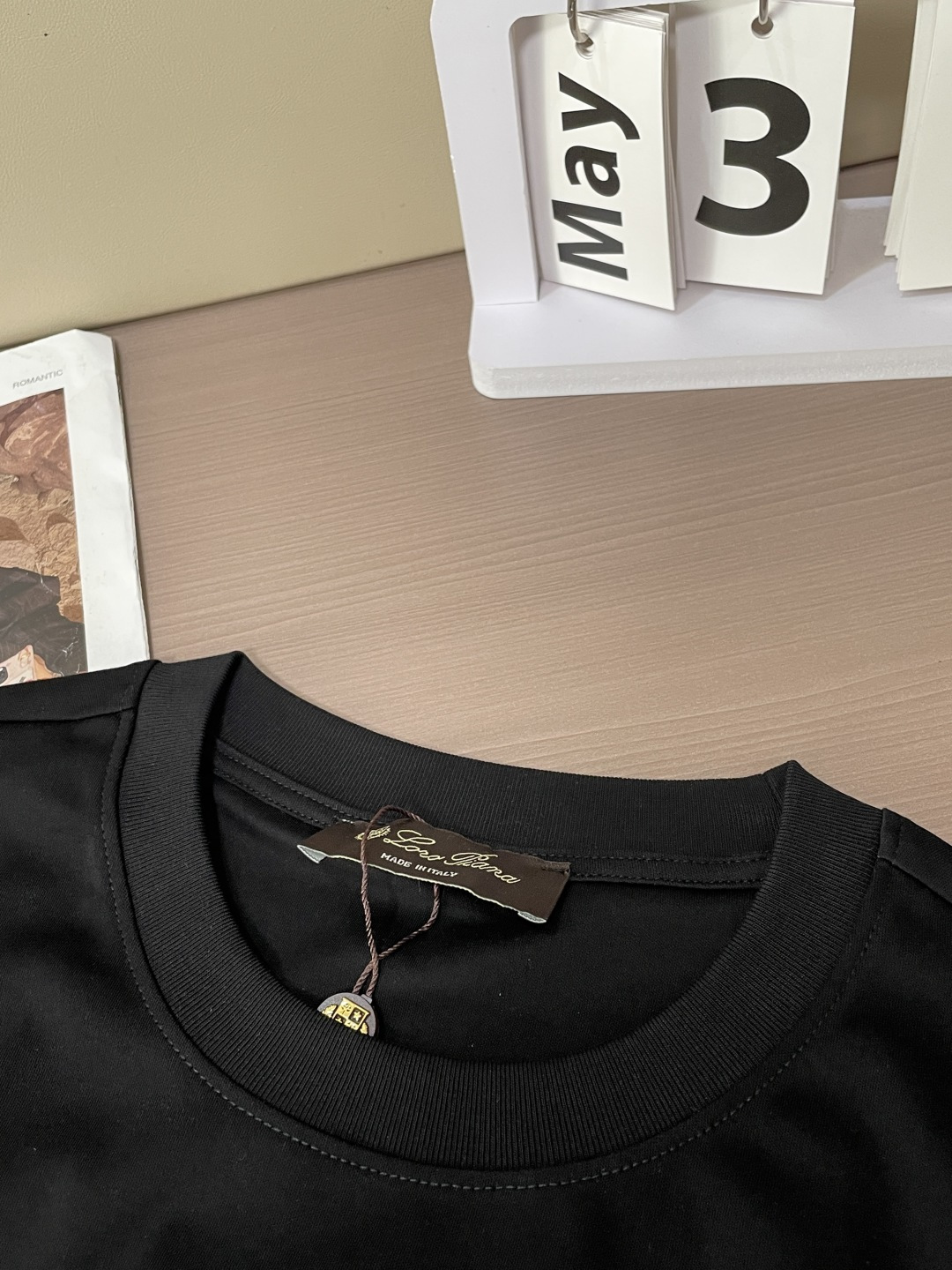 Loro Piana 甄选品牌标志性高支棉面料，触感如云朵般柔软细腻，自带高级垂坠感，上身零束缚、不闷汗