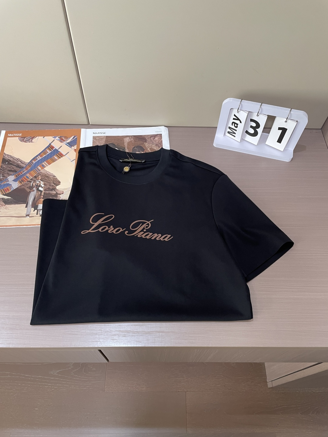 Loro Piana 甄选品牌标志性高支棉面料，触感如云朵般柔软细腻，自带高级垂坠感，上身零束缚、不闷汗