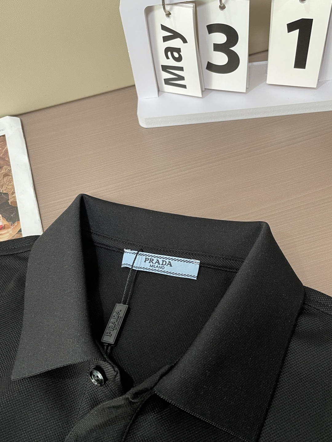Prad 甄选品牌专用珠地网眼面料，自带透气孔结构，上身干爽不闷汗，告别闷热黏腻。面料挺括有型，抗皱抗起