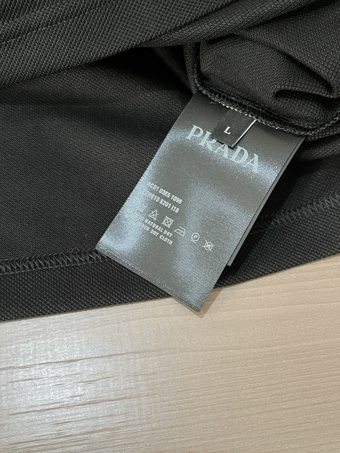 Prad 甄选品牌专用珠地网眼面料，自带透气孔结构，上身干爽不闷汗，告别闷热黏腻。面料挺括有型，抗皱抗起