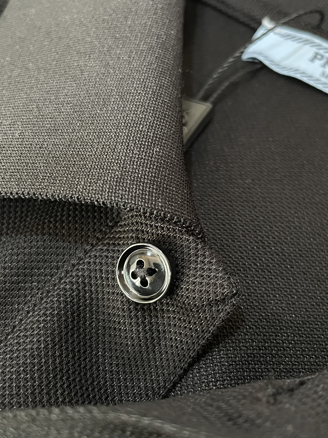 Prad 甄选品牌专用珠地网眼面料，自带透气孔结构，上身干爽不闷汗，告别闷热黏腻。面料挺括有型，抗皱抗起