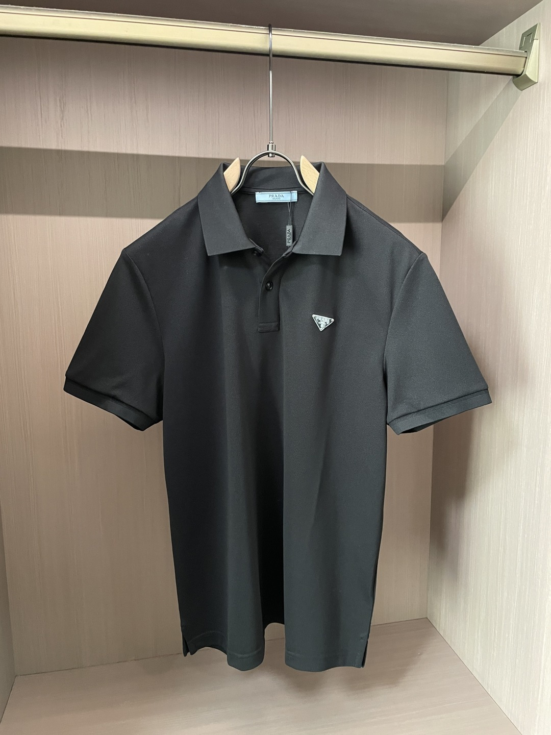 Prad 甄选品牌专用珠地网眼面料，自带透气孔结构，上身干爽不闷汗，告别闷热黏腻。面料挺括有型，抗皱抗起