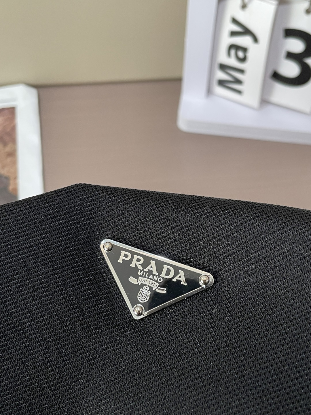 Prad 甄选品牌专用珠地网眼面料，自带透气孔结构，上身干爽不闷汗，告别闷热黏腻。面料挺括有型，抗皱抗起