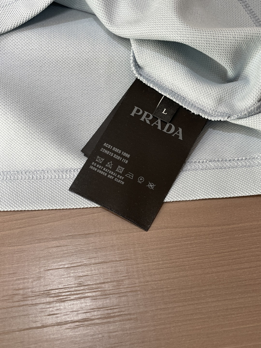Prad 甄选品牌专用珠地网眼面料，自带透气孔结构，上身干爽不闷汗，告别闷热黏腻。面料挺括有型，抗皱抗起