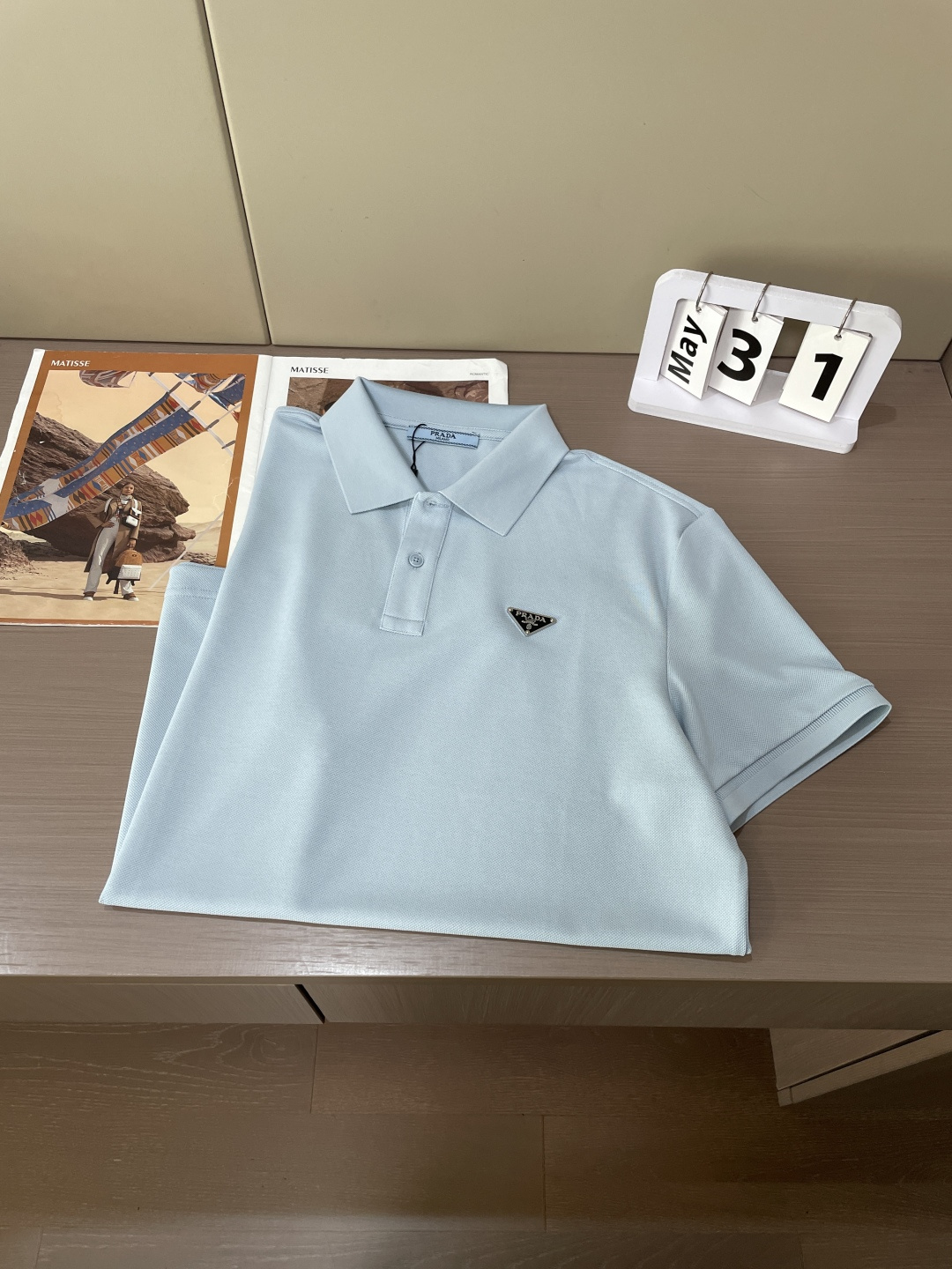Prad 甄选品牌专用珠地网眼面料，自带透气孔结构，上身干爽不闷汗，告别闷热黏腻。面料挺括有型，抗皱抗起