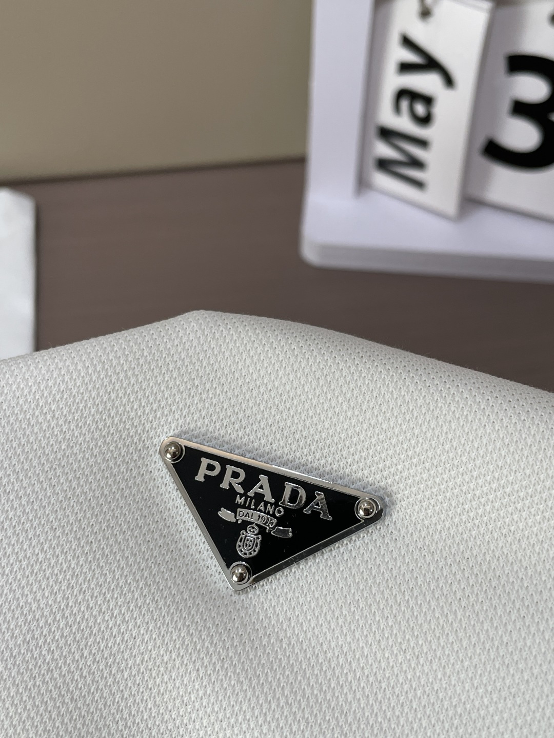 Prad 甄选品牌专用珠地网眼面料，自带透气孔结构，上身干爽不闷汗，告别闷热黏腻。面料挺括有型，抗皱抗起