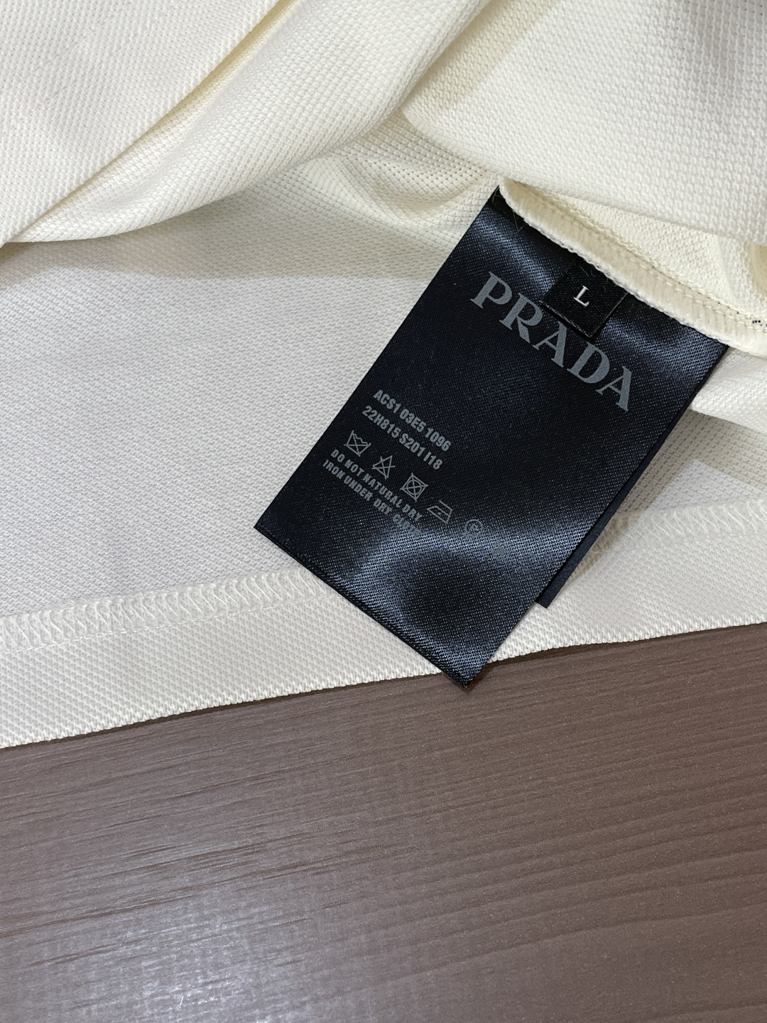 Prad 甄选品牌专用珠地网眼面料，自带透气孔结构，上身干爽不闷汗，告别闷热黏腻。面料挺括有型，抗皱抗起