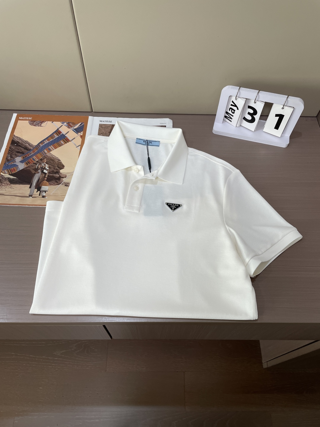 Prad 甄选品牌专用珠地网眼面料，自带透气孔结构，上身干爽不闷汗，告别闷热黏腻。面料挺括有型，抗皱抗起