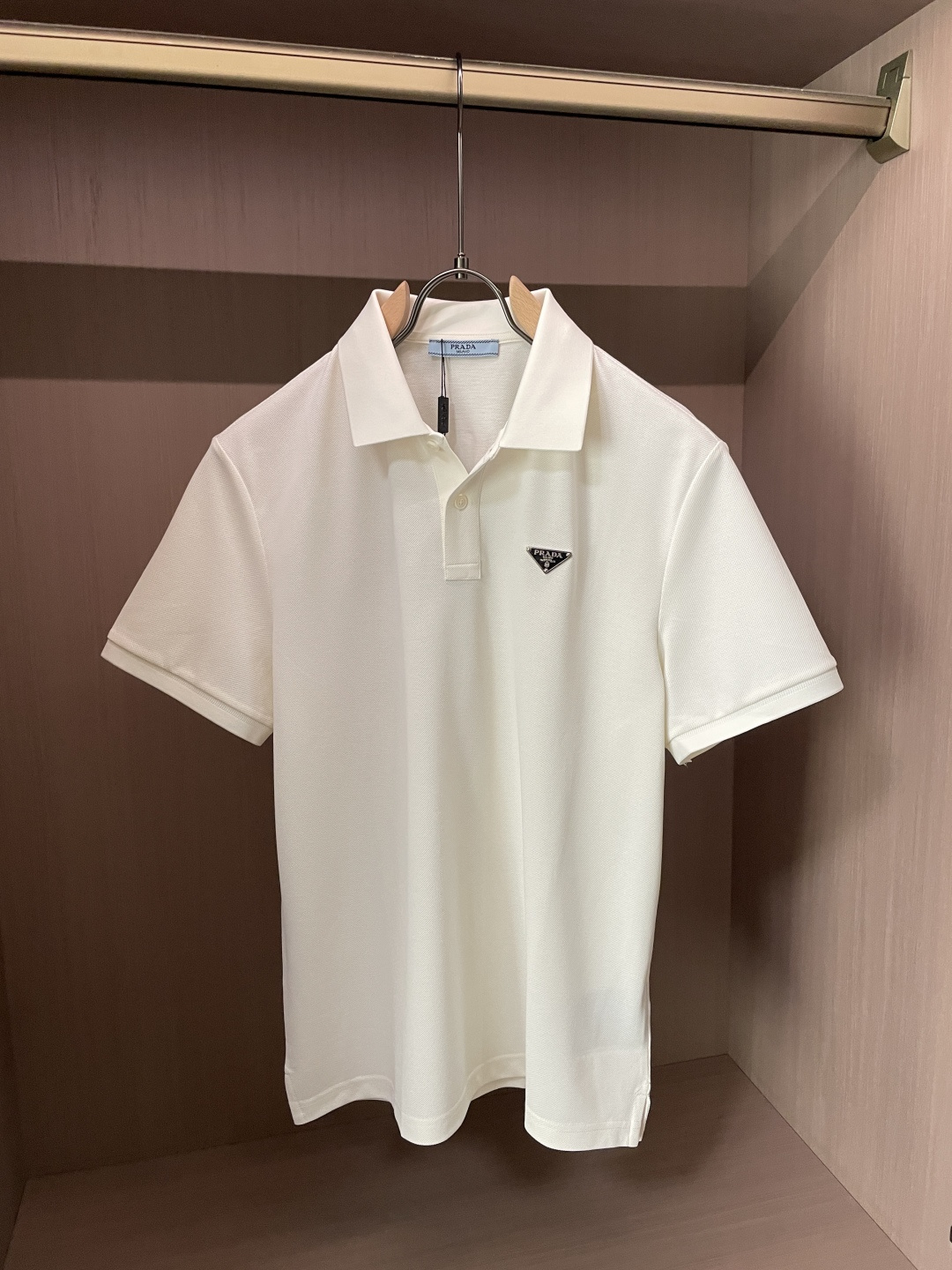 Prad 甄选品牌专用珠地网眼面料，自带透气孔结构，上身干爽不闷汗，告别闷热黏腻。面料挺括有型，抗皱抗起