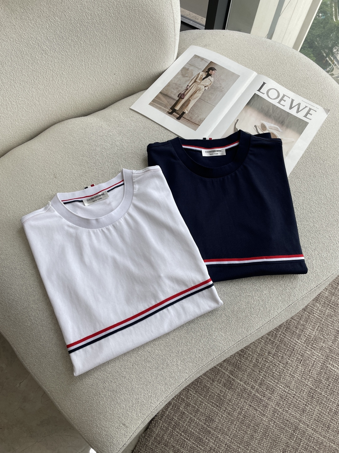 经典永不过时，这一件Thom Browne T恤就是答案。甄选高支新疆长绒棉面料，触感软糯亲肤，自带细腻
