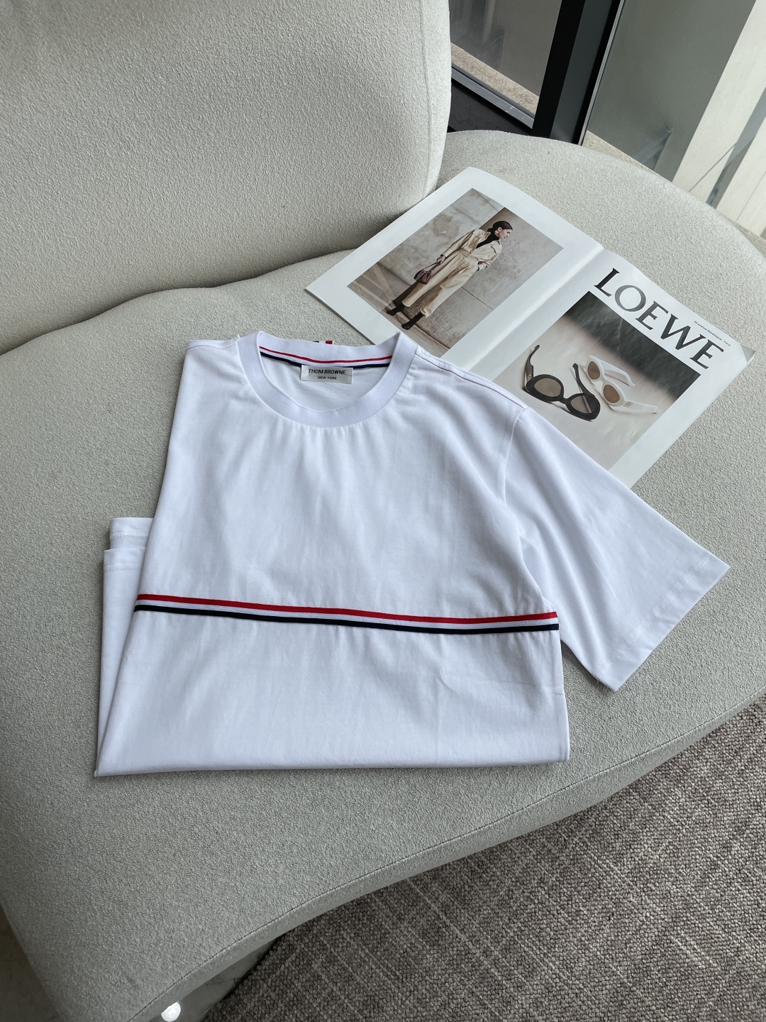 经典永不过时，这一件Thom Browne T恤就是答案。甄选高支新疆长绒棉面料，触感软糯亲肤，自带细腻