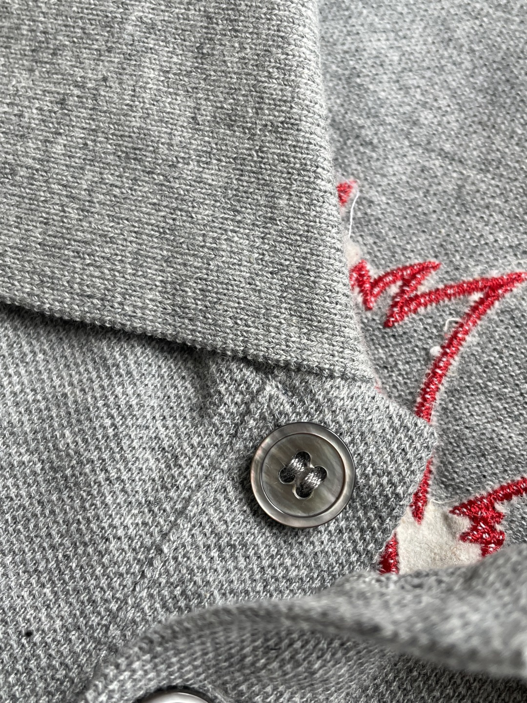 Thom Browne 经典四道杠Polo衫｜不费力的高级感真正的优雅，从不需要刻意张扬。这件Thom 