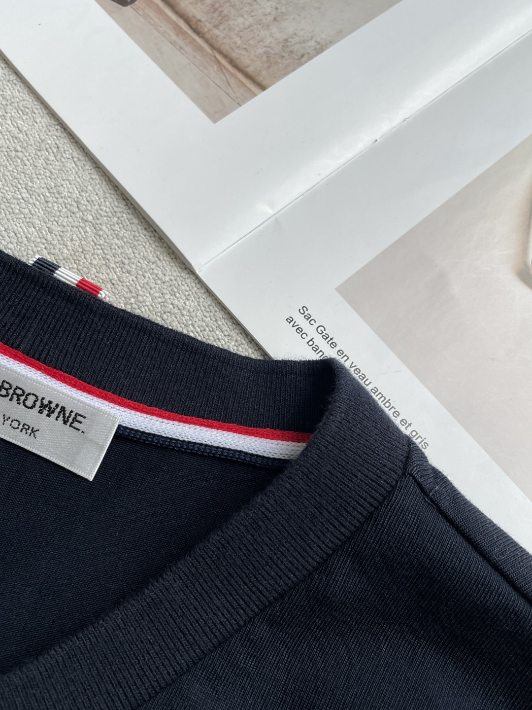 Thom Browne 经典四道杠V领T恤｜自带松弛感的高阶单品打破常规圆领的刻板印象，这件V领T恤把品