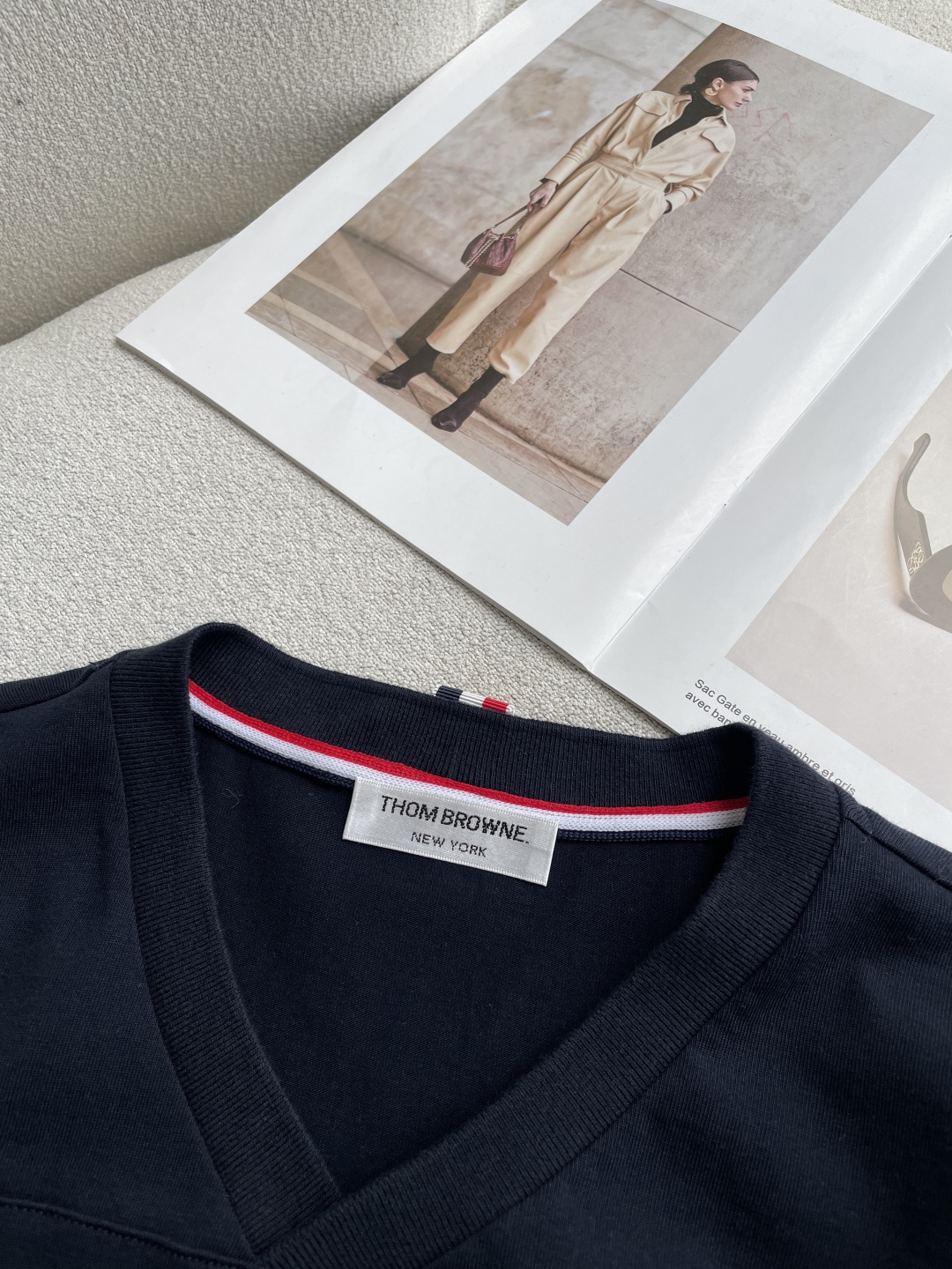 Thom Browne 经典四道杠V领T恤｜自带松弛感的高阶单品打破常规圆领的刻板印象，这件V领T恤把品