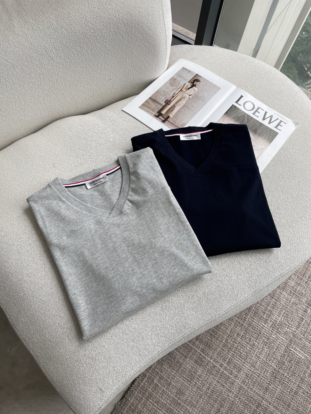 Thom Browne 经典四道杠V领T恤｜自带松弛感的高阶单品打破常规圆领的刻板印象，这件V领T恤把品