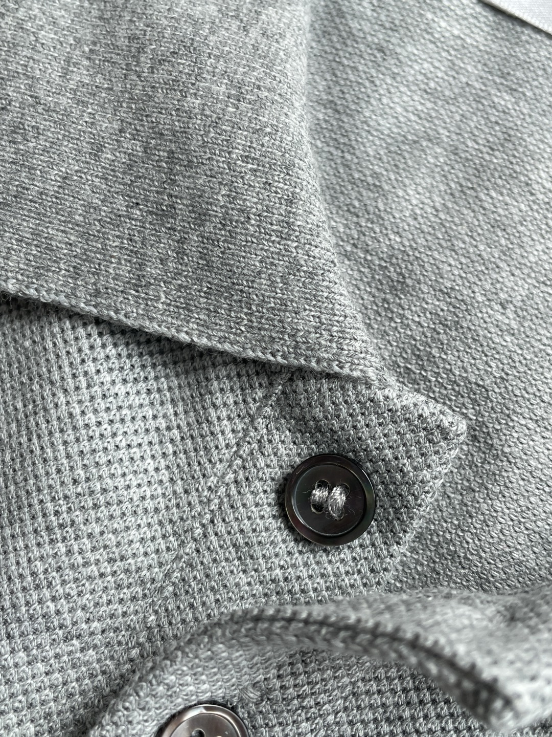 Thom Browne 三色织带口袋Polo衫｜商务休闲都能打的高阶单品真正的优雅，藏在细节里。这件Po