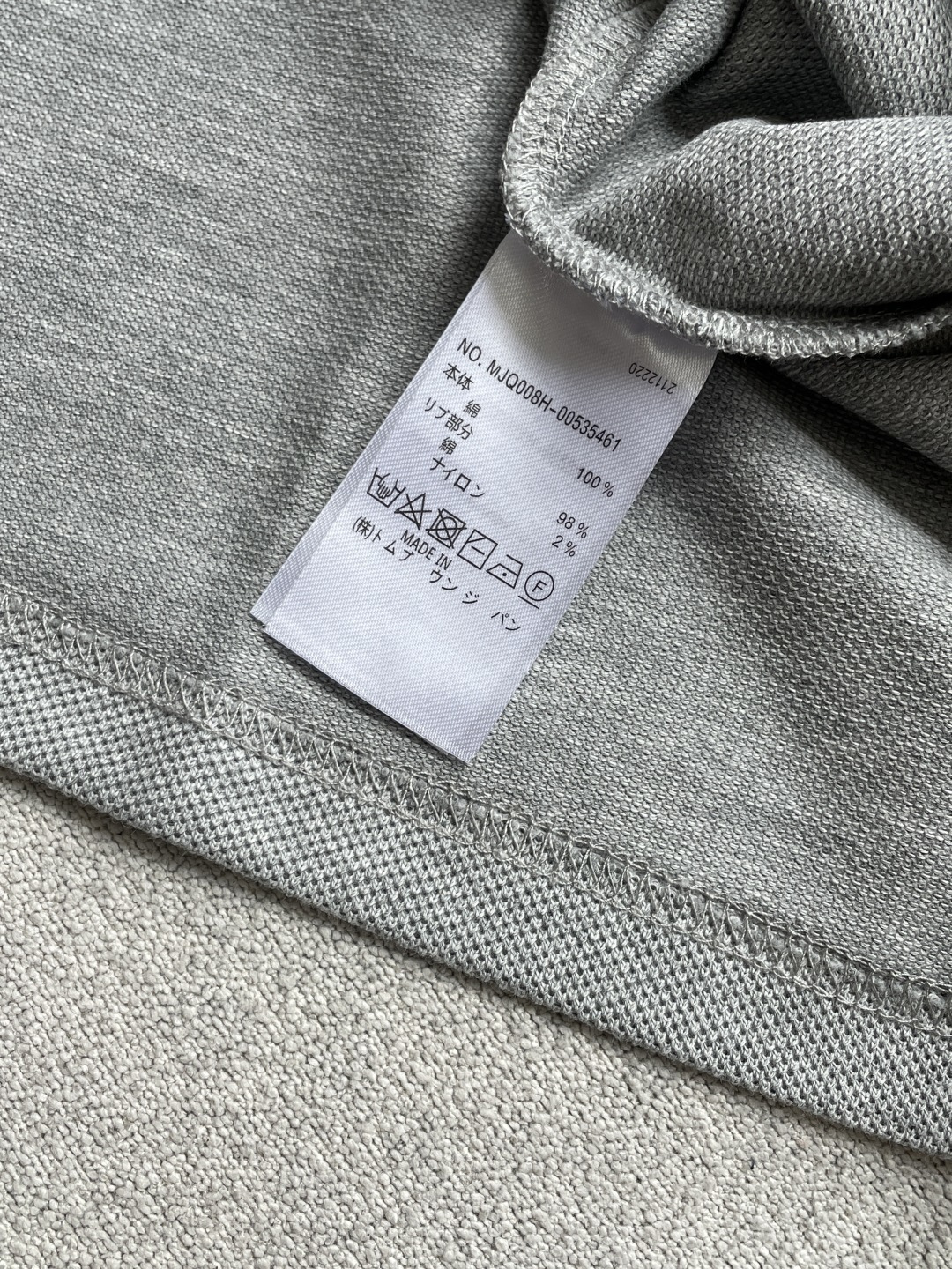 Thom Browne 三色织带口袋Polo衫｜商务休闲都能打的高阶单品真正的优雅，藏在细节里。这件Po