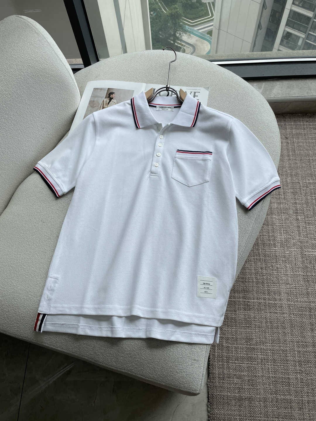 Thom Browne 三色织带口袋Polo衫｜商务休闲都能打的高阶单品真正的优雅，藏在细节里。这件Po