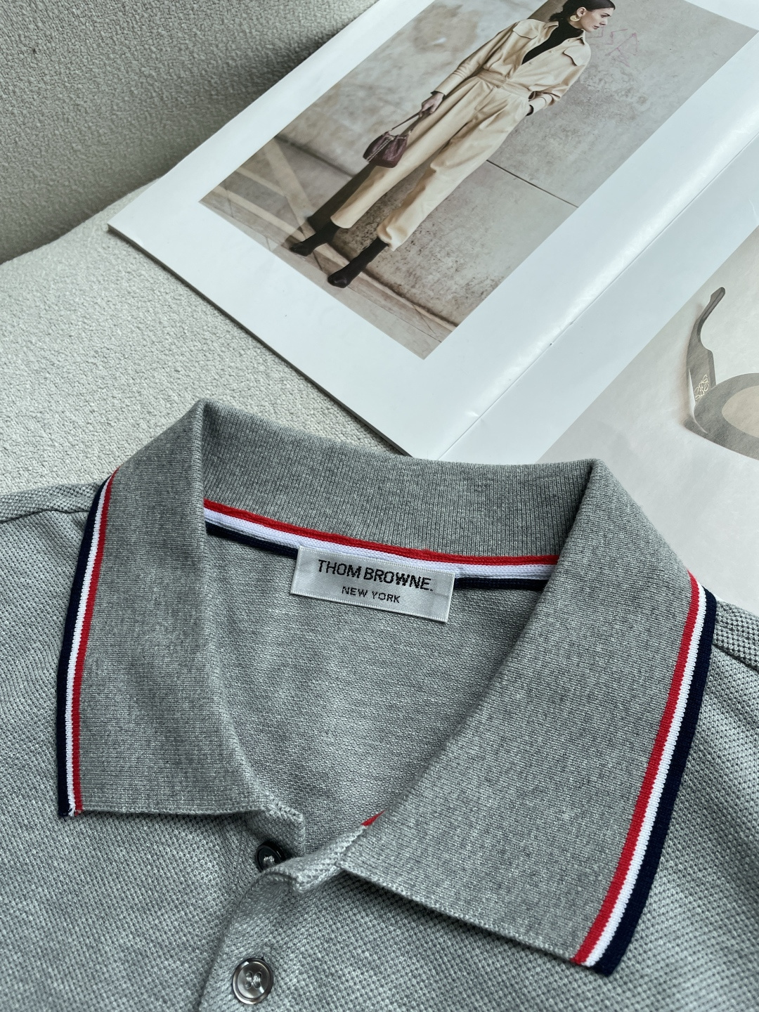 Thom Browne 三色织带口袋Polo衫｜商务休闲都能打的高阶单品真正的优雅，藏在细节里。这件Po